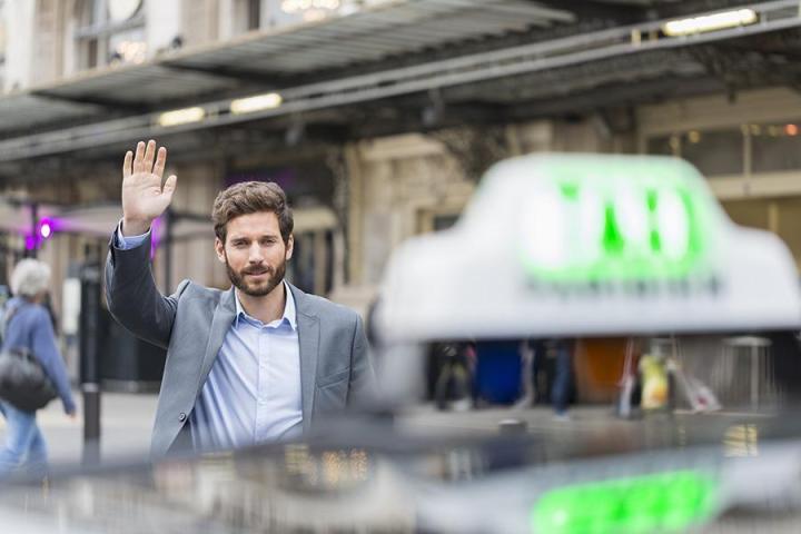 Notre chauffeur de taxi est prêt à vous emmener rapidement et en toute sécurité à votre destination.